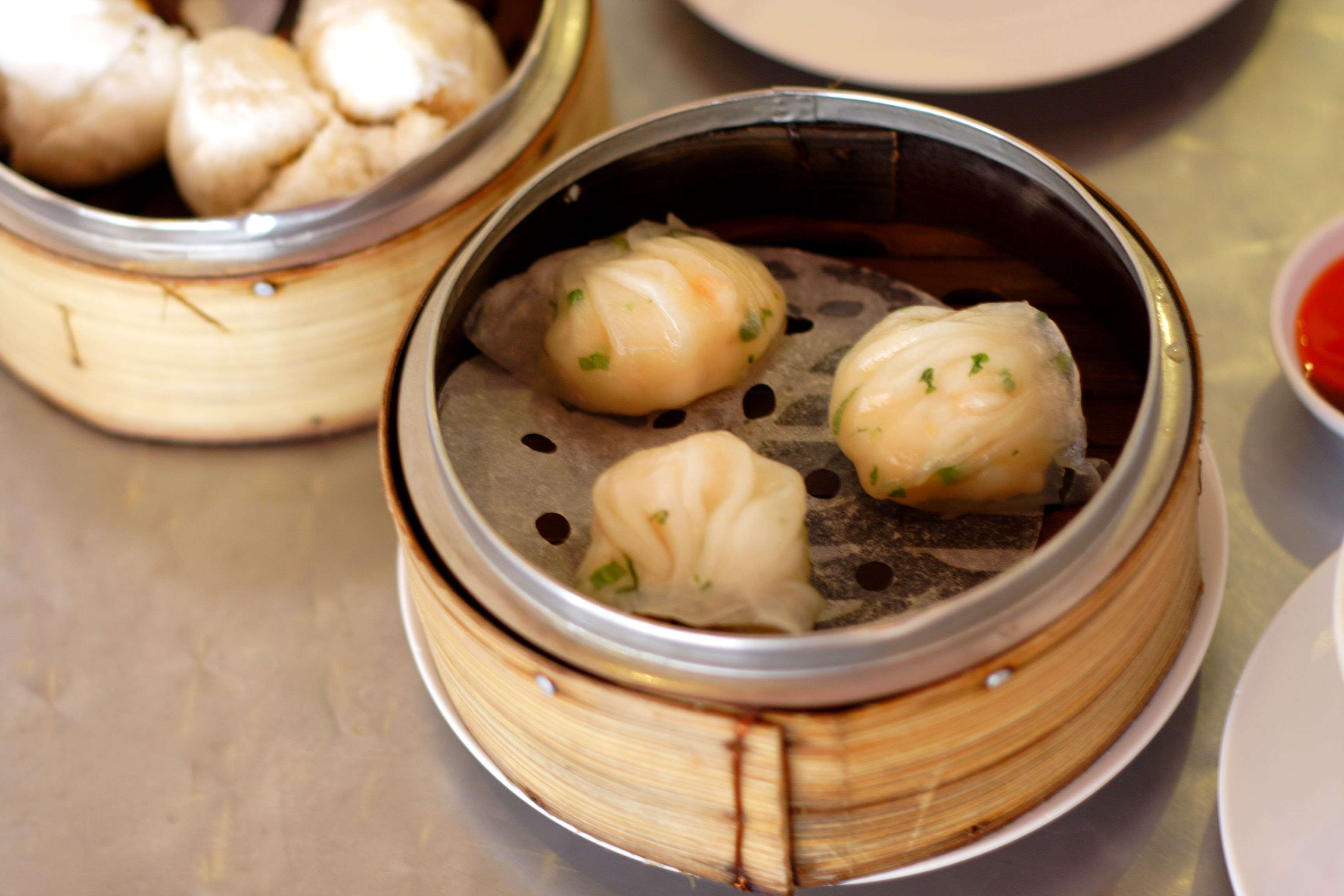 蒸笼里的广式虾饺与点心