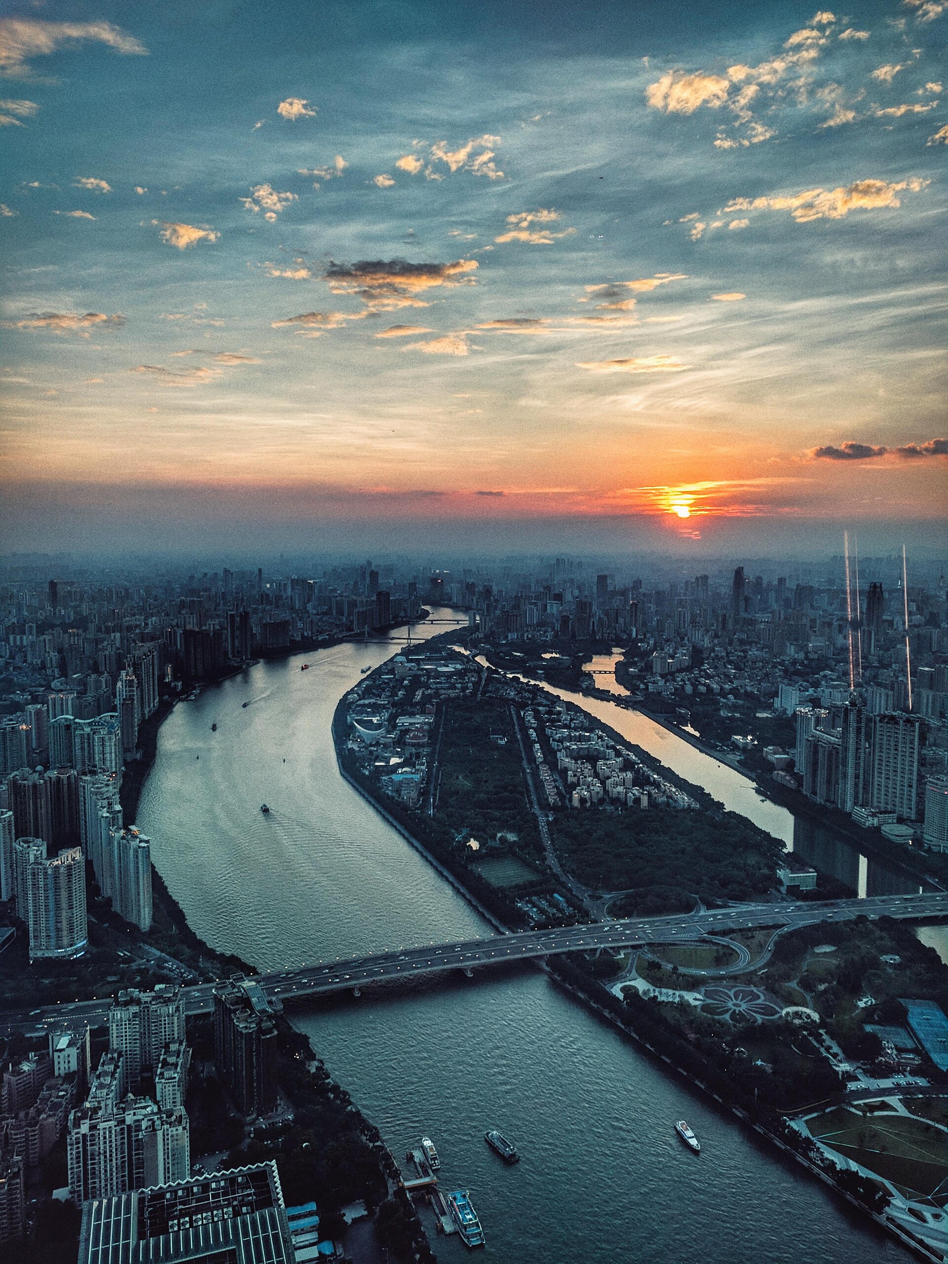 珠江水面延伸向城市尽头